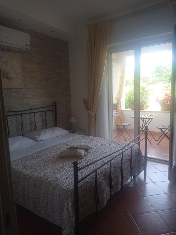 B&B Le Rose Санта-Марія-ді-Кастеллабате Екстер'єр фото